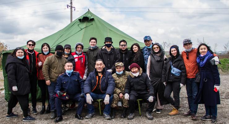 Aspan Space и казахстанские блогеры накормили 300 служащих на блок постах в Алматы
