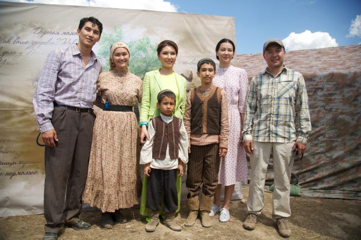Нурсултан Назарбаев присудил создателям фильма «Дорога к матери» государственную премию