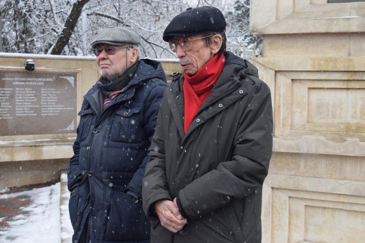 Сотрудники «Казахфильма» возложили цветы к памятнику Шакена Айманова