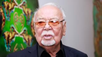 Жігіттің үлкен белдікпен трафарет болған фотосы