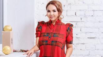 Брюнетканы аялдамада қолма-қол ақшаға түсіріп алған. Әуесқой секс әйелі бейне