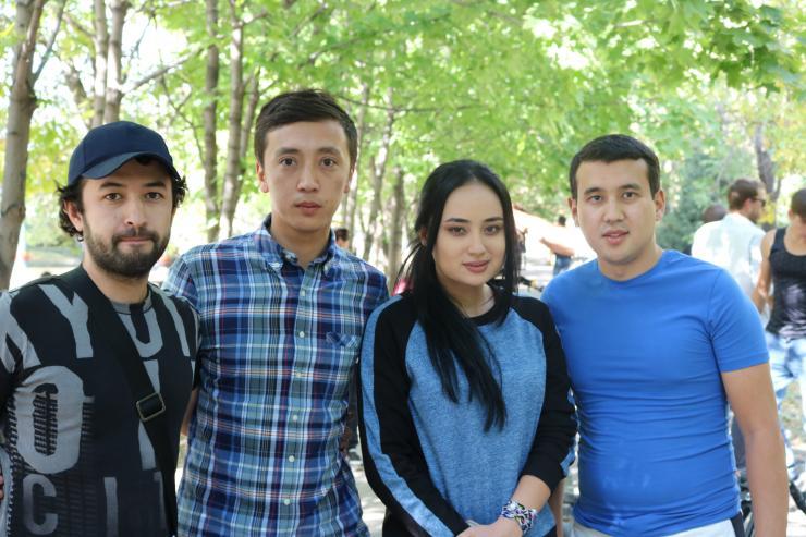 «Инстаграмшыл қыз» комедиясының түсірілімінен фоторепортаж